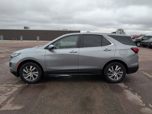 Used 2023 Chevrolet Equinox LT image 2