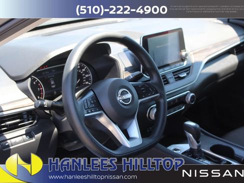 Used 2025 Nissan Altima 2.5 SV FWD image 11