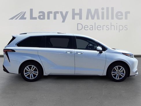 Used 2022 Toyota Sienna Platinum AWD/4WD image 6
