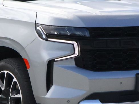 Used 2024 Chevrolet Suburban LT RWD image 9