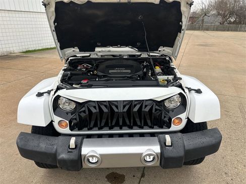 Used 2018 Jeep Wrangler Unlimited Sahara w/ Dual Top Group AWD/4WD image 11