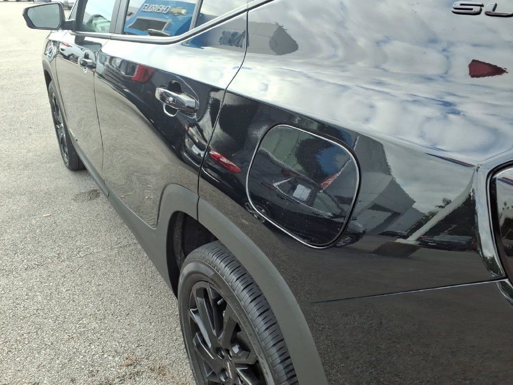 Used 2024 GMC Terrain SLE w/ Driver Convenience Package FWD image 17