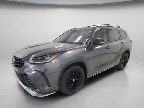 Used 2023 Toyota Highlander XSE AWD/4WD image 3