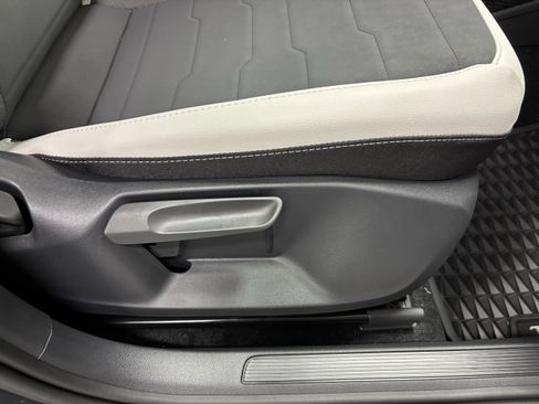 New 2025 Volkswagen Taos SE image 12