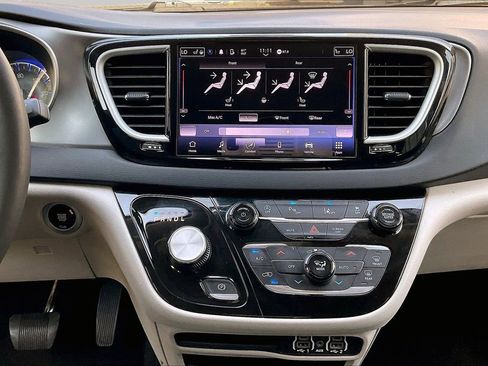 Certified 2023 Chrysler Pacifica Touring-L FWD image 13