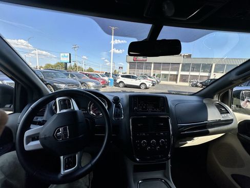 Used 2018 Dodge Grand Caravan SXT image 18