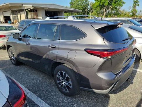 Used 2022 Toyota Highlander XLE image 7