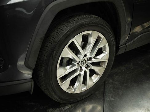 Used 2019 Toyota RAV4 XLE Premium w/ Carpet Mat Package FWD image 4