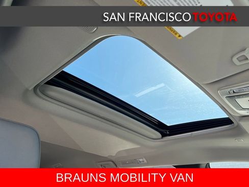 Used 2026 Toyota Sienna XLE FWD image 30