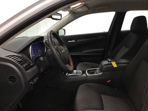 Used 2023 Chrysler 300 Touring RWD image 4