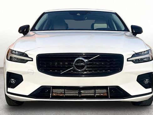 Used 2021 Volvo S60 T5 Momentum FWD image 4