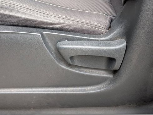 Used 2022 Nissan Titan SV image 19