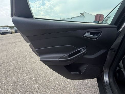 Used 2014 Ford Focus SE FWD image 23