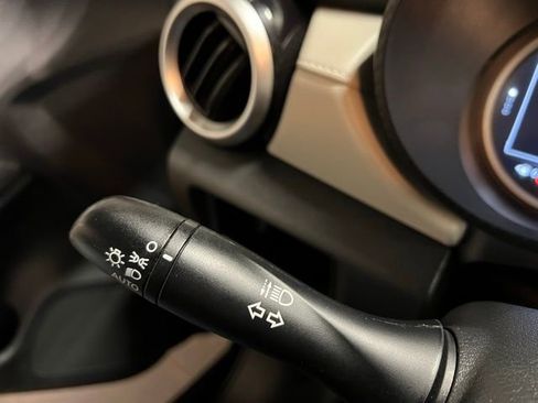 Used 2021 Nissan Versa SV image 29