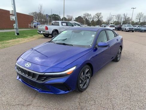 Used 2025 Hyundai Elantra SEL image 3