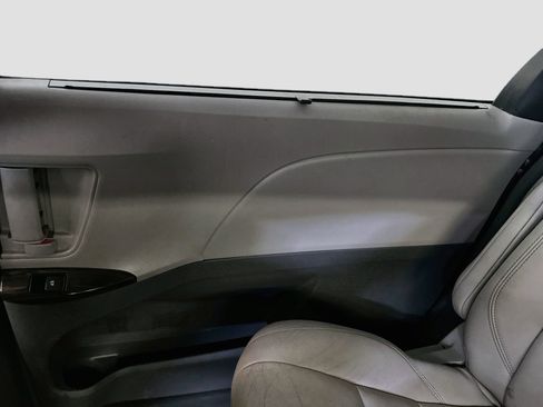Used 2019 Toyota Sienna XLE w/ XLE Navigation Package AWD/4WD image 32