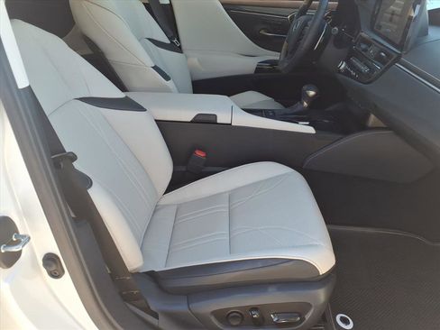 Used 2025 Lexus ES 300h w/ Luxury Package image 11