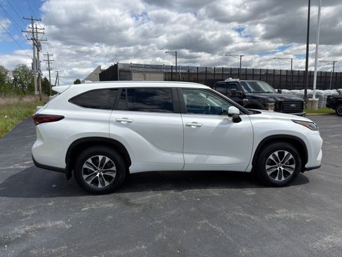 Used 2024 Toyota Highlander XLE AWD/4WD image 7