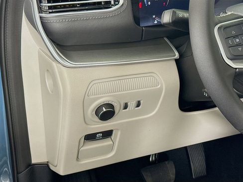 New 2026 Jeep Grand Wagoneer L Limited AWD/4WD image 10