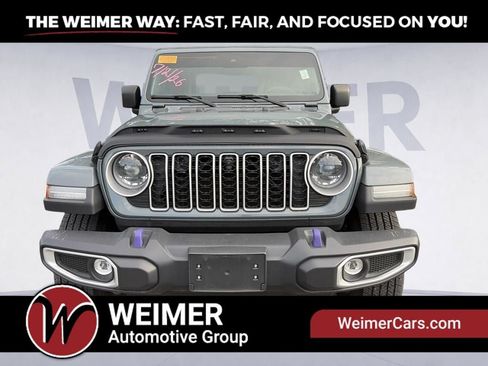 Used 2024 Jeep Wrangler Unlimited Sahara w/ Technology Group AWD/4WD image 2