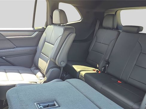 Used 2026 GMC Acadia Elevation w/ Elevation Premium Package FWD image 16