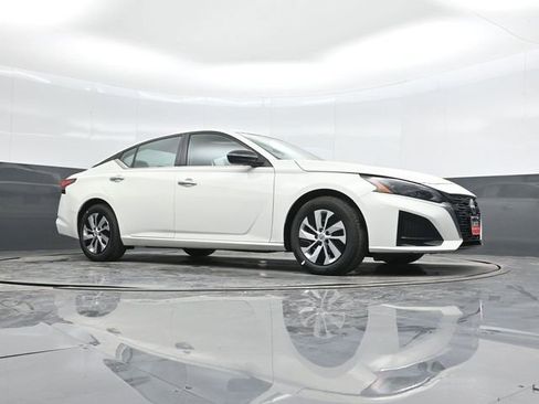 Used 2025 Nissan Altima 2.5 S FWD image 38