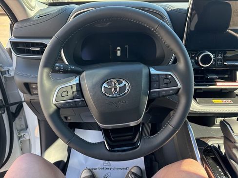 New 2026 Toyota Highlander Platinum image 19