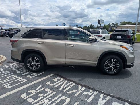 Used 2016 Toyota Highlander XLE FWD image 4