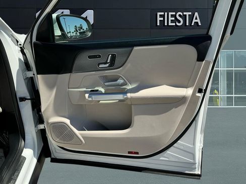 Used 2021 Mercedes-Benz GLB 250 image 19