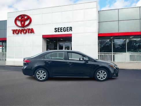 Used 2024 Toyota Corolla LE FWD image 2