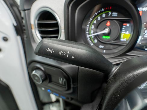 Used 2025 Jeep Wrangler Sahara image 28