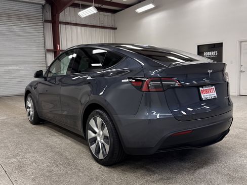 Used 2021 Tesla Model Y Long Range image 11