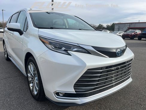 Certified 2023 Toyota Sienna Platinum image 28