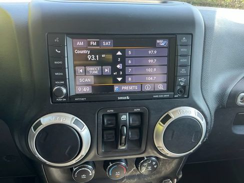 Used 2018 Jeep Wrangler Unlimited Sahara w/ Connectivity Group AWD/4WD image 21