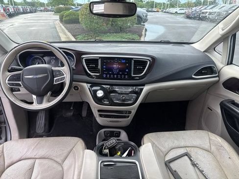 Used 2017 Chrysler Pacifica Limited FWD image 29