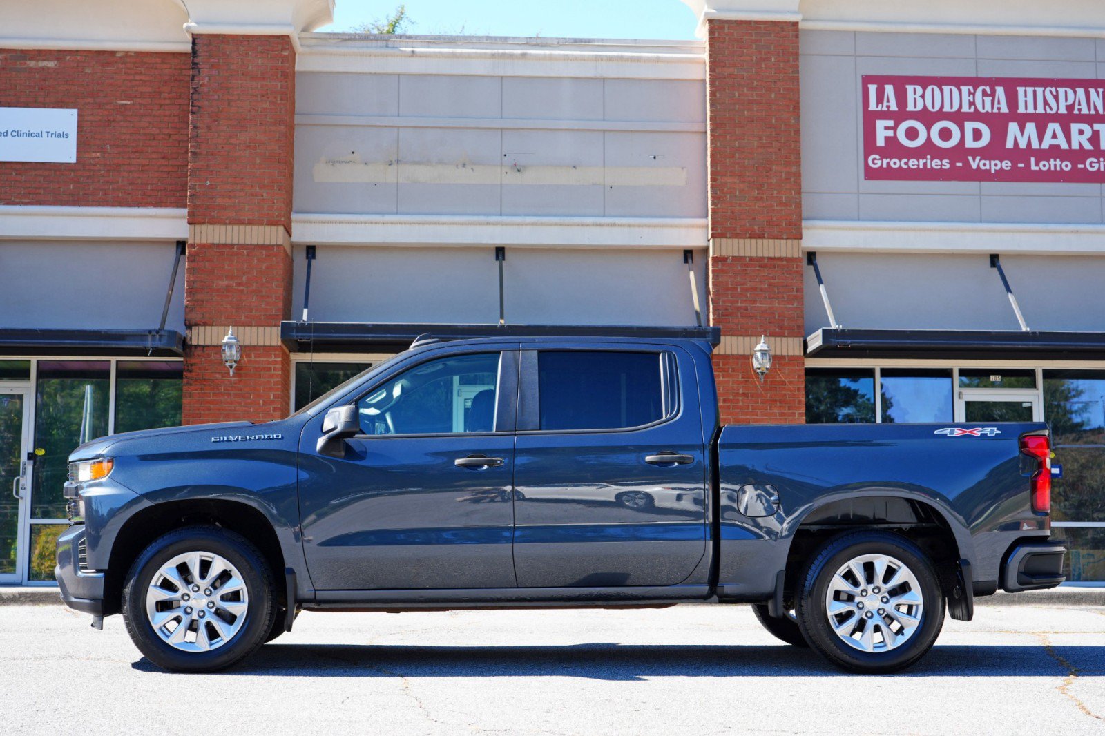 Used 2020 Chevrolet Silverado 1500 Custom w/ Custom Value Package AWD/4WD image 8