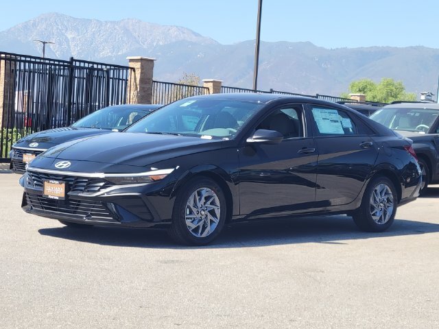 New 2026 Hyundai Elantra Hybrid FWD image 2