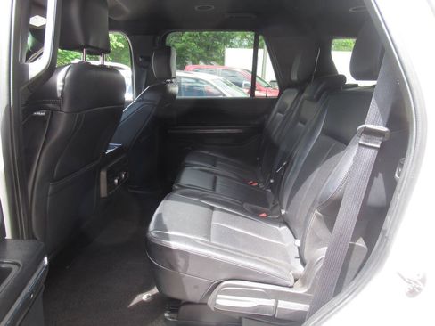 Used 2019 Ford Expedition XLT w/ Equipment Group 202A AWD/4WD image 16