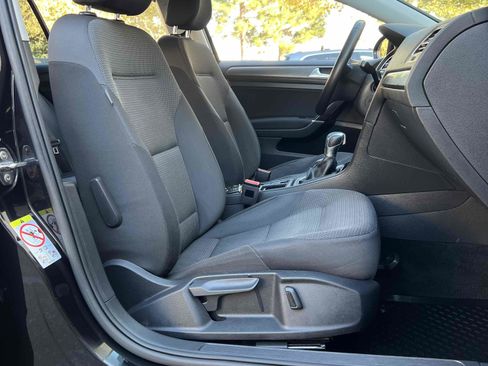 Used 2018 Volkswagen e-Golf SE w/ DC Fast Charging Package image 39