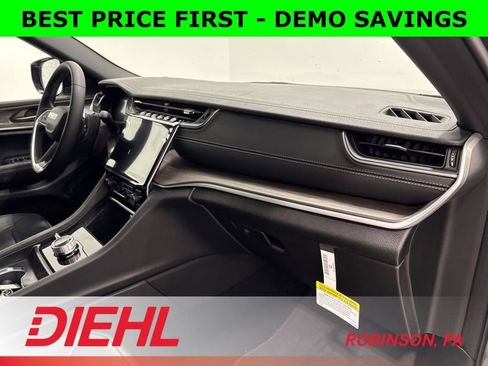 New 2025 Jeep Grand Cherokee Limited w/ Black Appearance Package image 17