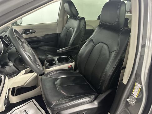 Used 2022 Chrysler Pacifica Touring-L FWD image 14