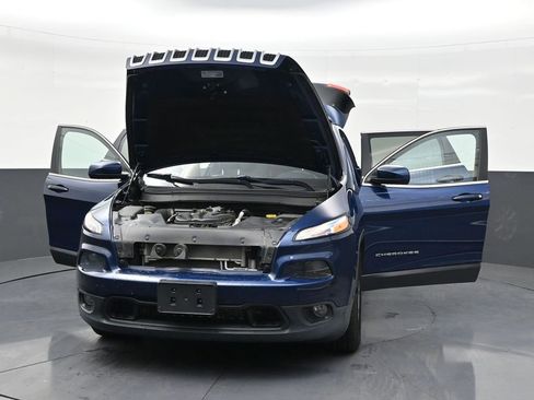 Used 2018 Jeep Cherokee Latitude Plus w/ Cold Weather Group image 32