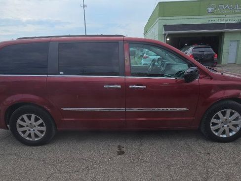 Used 2014 Chrysler Town & Country Touring w/ Driver Convenience Group FWD image 4