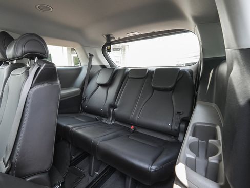 Used 2025 Kia Carnival FWD image 38