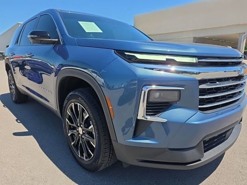 Used 2026 Chevrolet Traverse LT w/ Sun and Wheel Package FWD image 3