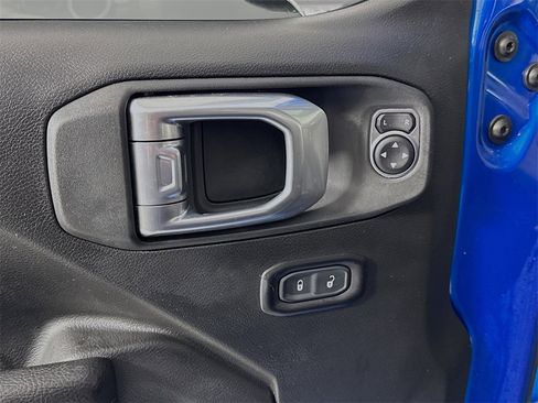 Used 2022 Jeep Gladiator Willys image 17
