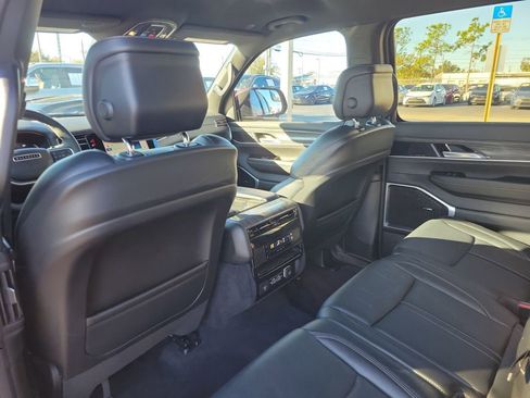 Used 2022 Jeep Wagoneer Series III image 10