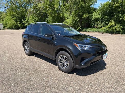 Used 2018 Toyota RAV4 LE w/ Carpet Mat Package AWD/4WD image 13
