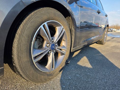 Used 2018 Ford Focus SE w/ SE Appearance Package image 19