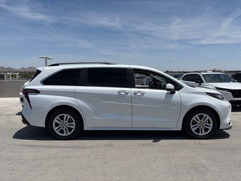 Used 2023 Toyota Sienna XLE w/ XLE Plus Package FWD image 3